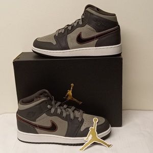Air Jordan 1 mid SE BG